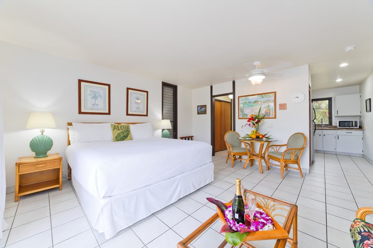 Condo in Kailua-Kona · ★4.8 · Studio · 1 bed · 1 bath - Photo 4