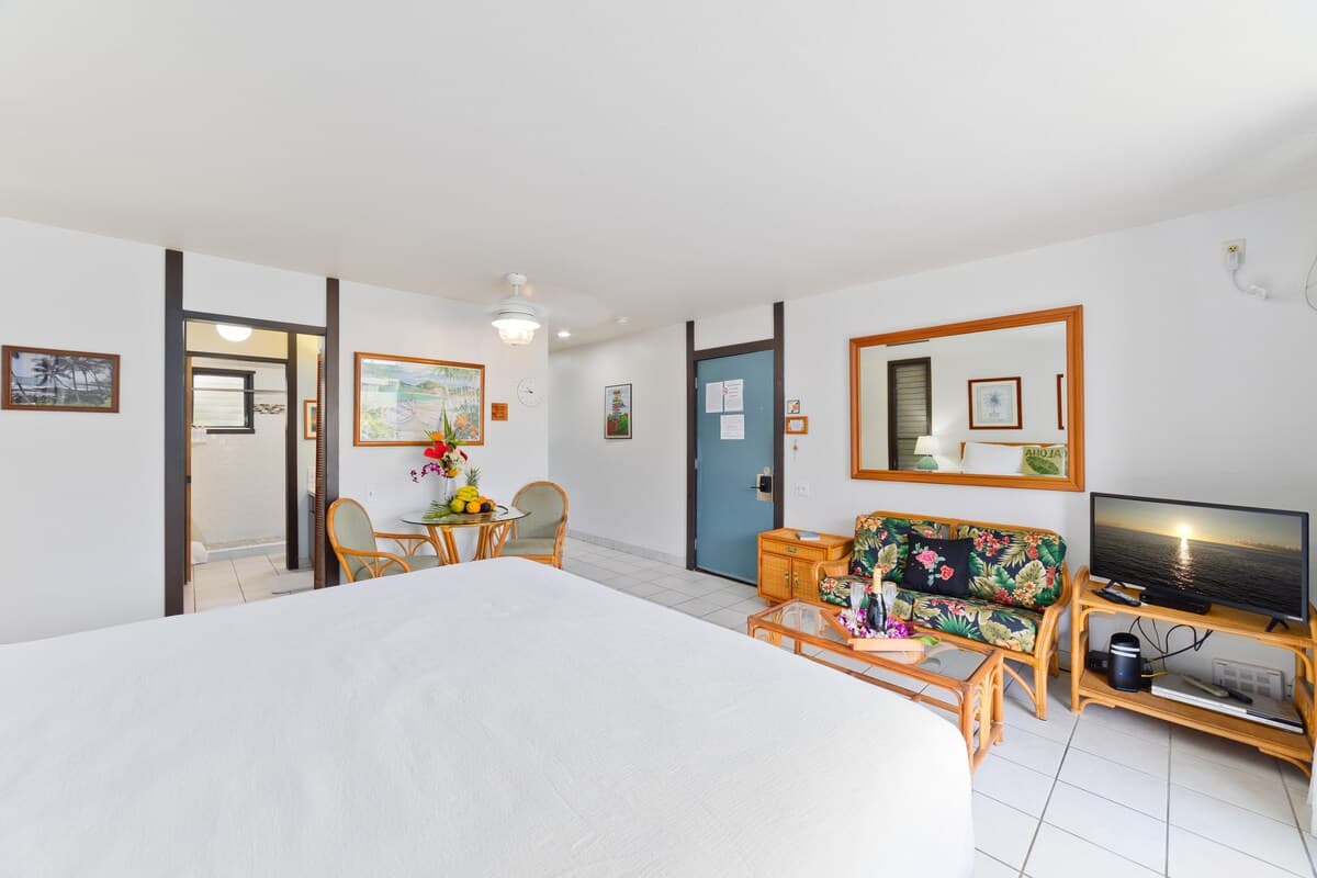 Condo in Kailua-Kona · ★4.8 · Studio · 1 bed · 1 bath - Photo 5