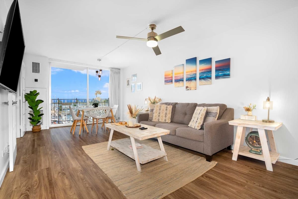 Condo in Honolulu · ★5.0 · 1 bedroom · 2 beds · 1 private bath - Photo 1