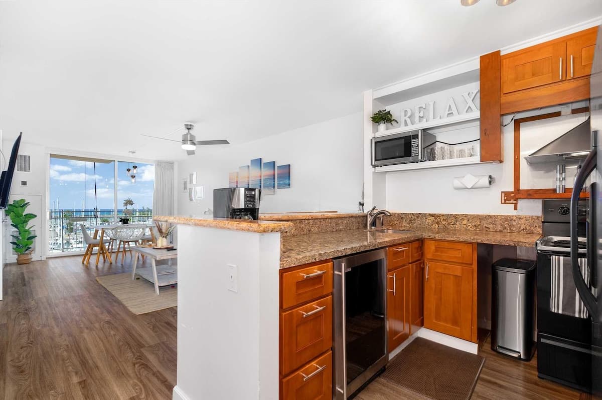 Condo in Honolulu · ★5.0 · 1 bedroom · 2 beds · 1 private bath - Photo 5