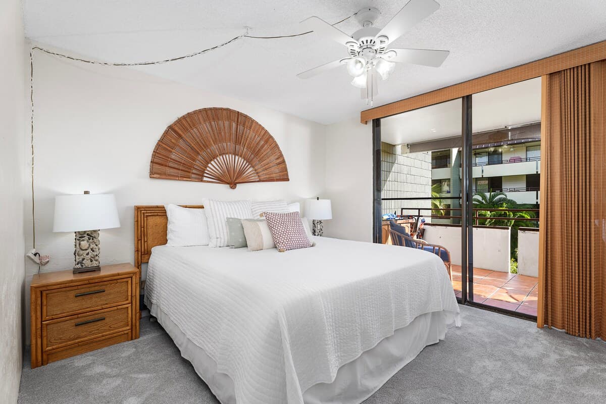 Condo in Kailua-Kona · ★4.33 · 2 bedrooms · 3 beds · 2 shared baths - Photo 4
