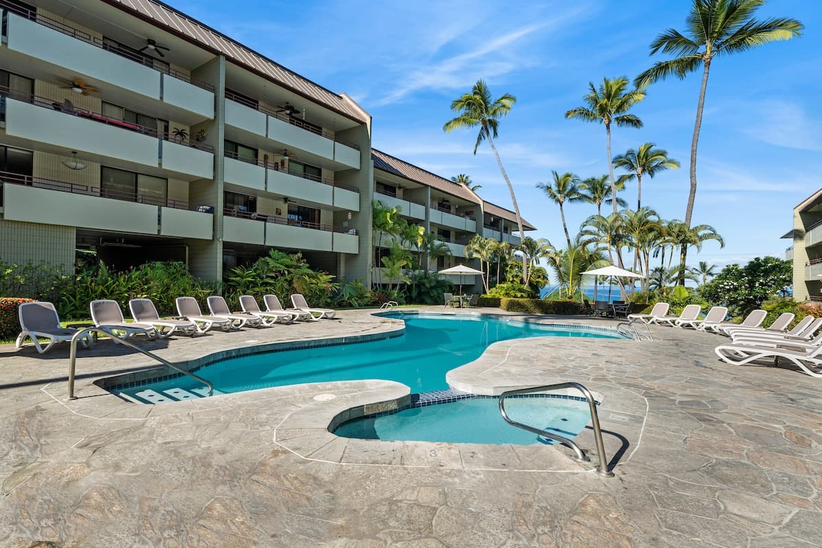 Condo in Kailua-Kona · ★4.33 · 2 bedrooms · 3 beds · 2 shared baths - Photo 1