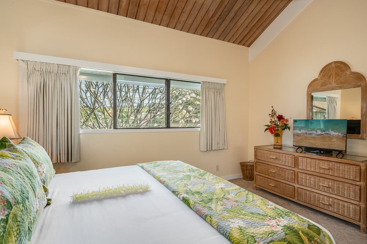 Condo in Lahaina · ★5.0 · 2 bedrooms · 4 beds · 2 baths - Photo 4