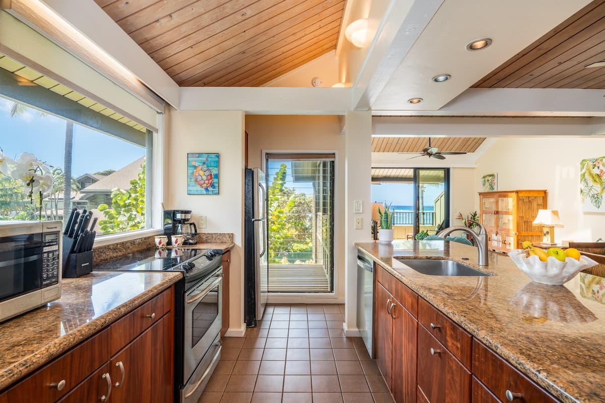 Condo in Lahaina · ★5.0 · 2 bedrooms · 4 beds · 2 baths - Photo 3