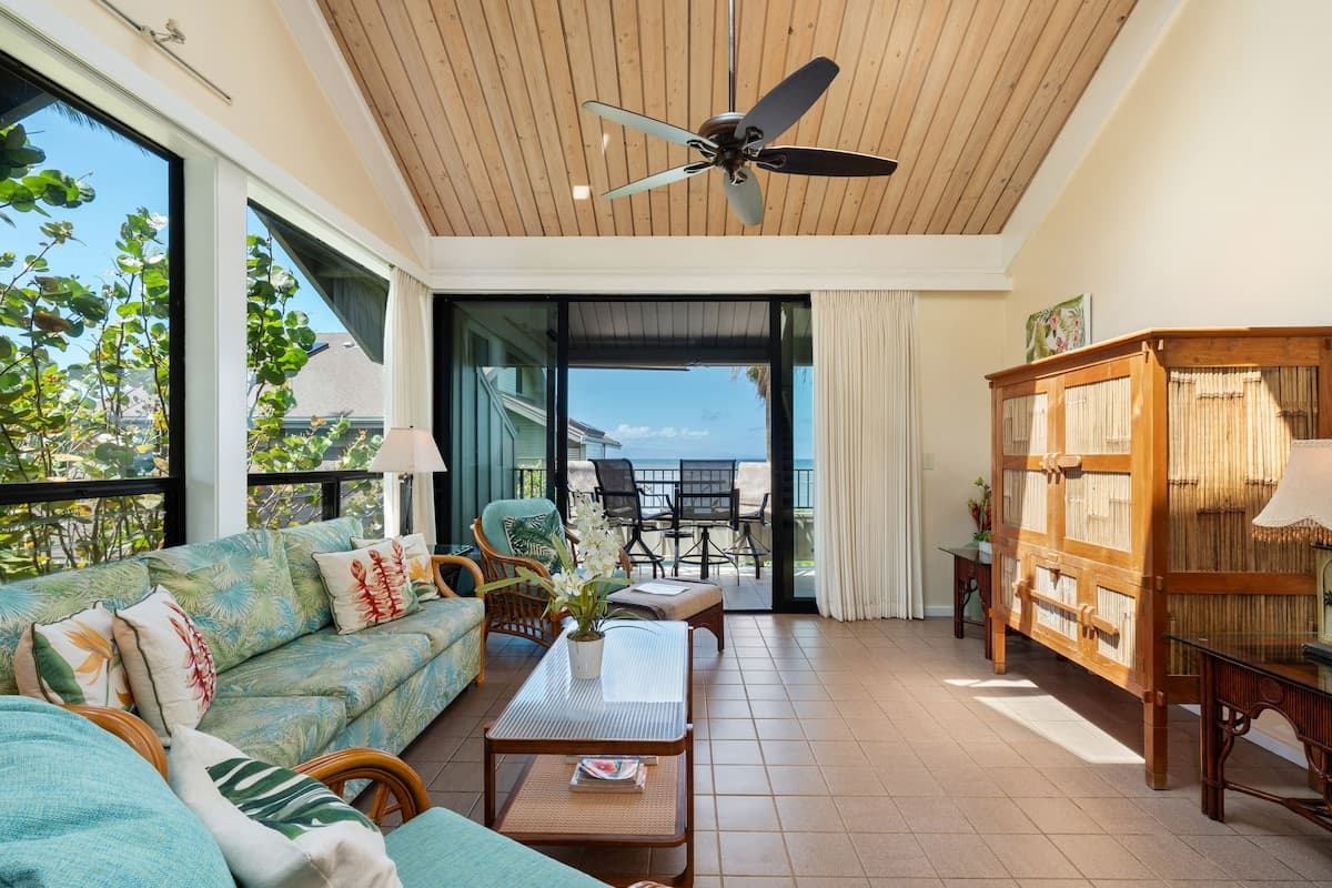 Condo in Lahaina · ★5.0 · 2 bedrooms · 4 beds · 2 baths - Photo 2