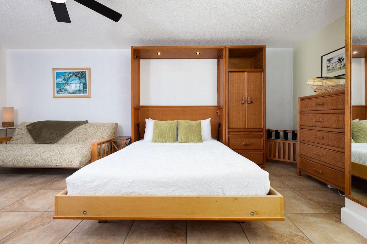 Condo in Kailua-Kona · ★4.67 · 1 bedroom · 2 beds · 1 private bath - Photo 4