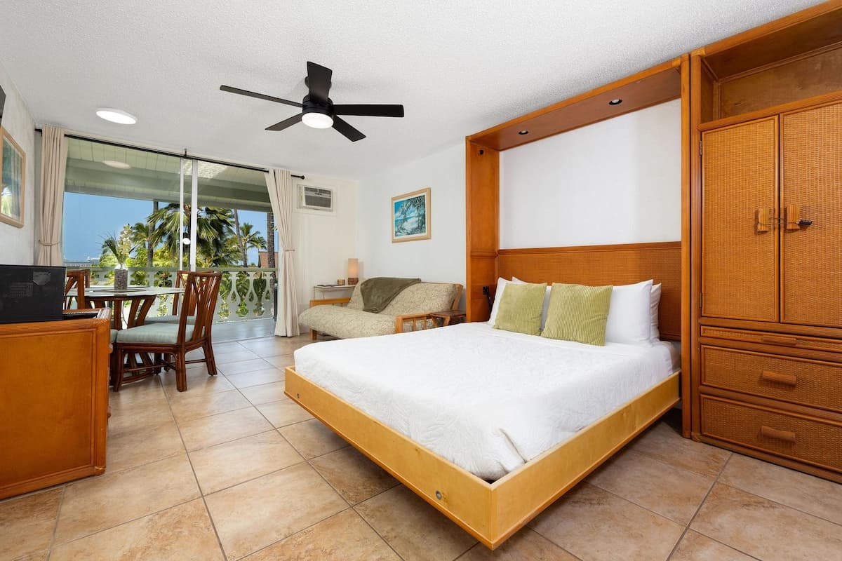 Condo in Kailua-Kona · ★4.67 · 1 bedroom · 2 beds · 1 private bath - Photo 3