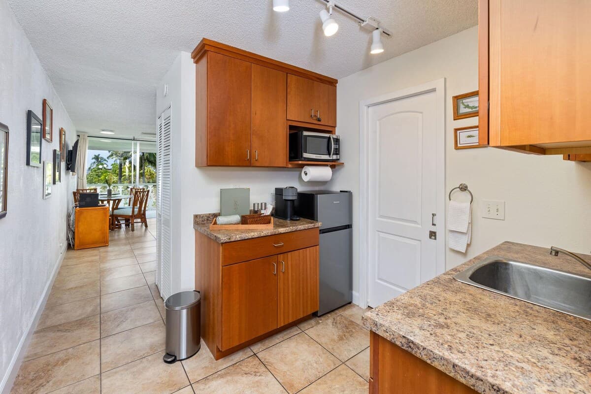 Condo in Kailua-Kona · ★4.67 · 1 bedroom · 2 beds · 1 private bath - Photo 5
