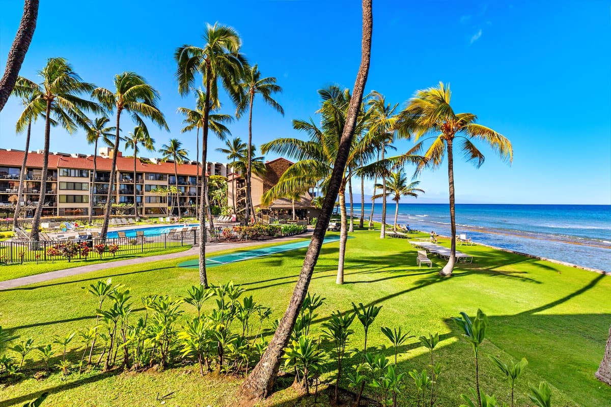Condo in Lahaina · ★5.0 · 1 bedroom · 2 beds · 1 bath - Photo 4