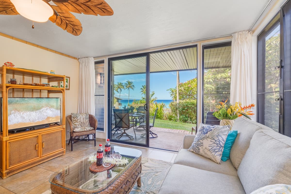 Condo in Lahaina · ★4.74 · 1 bedroom · 2 beds · 1 bath - Photo 2