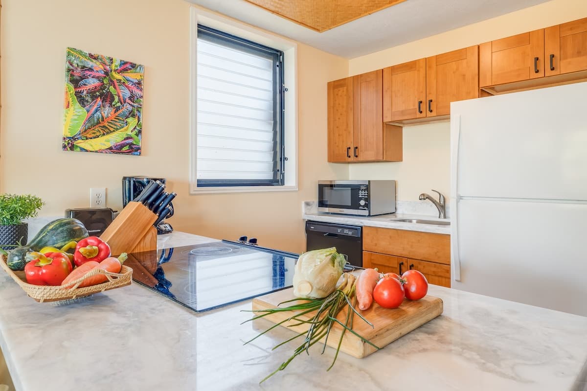Condo in Lahaina · ★4.74 · 1 bedroom · 2 beds · 1 bath - Photo 3
