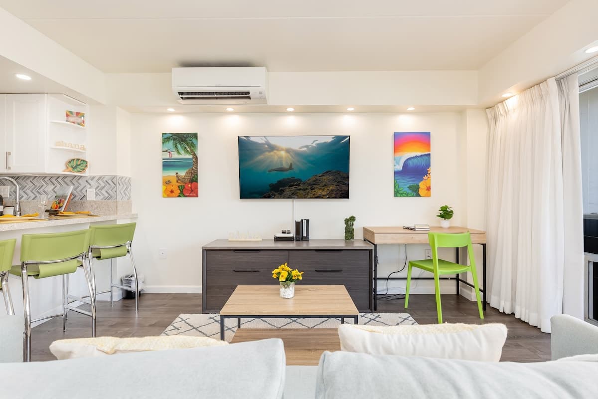 Fully Remodeled Condo at Ilikai Hotel by the Beach - Photo 2