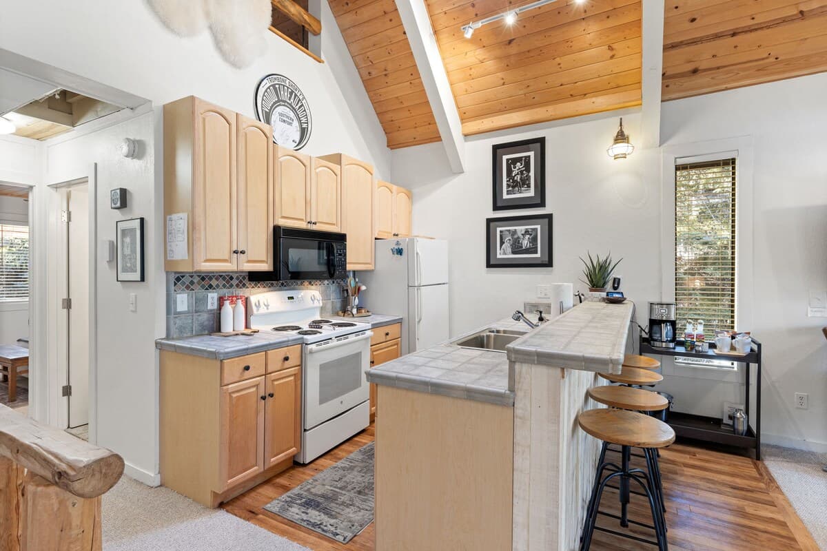 Condo in Incline Village · ★4.95 · 3 bedrooms · 4 beds · 2 private baths - Photo 4