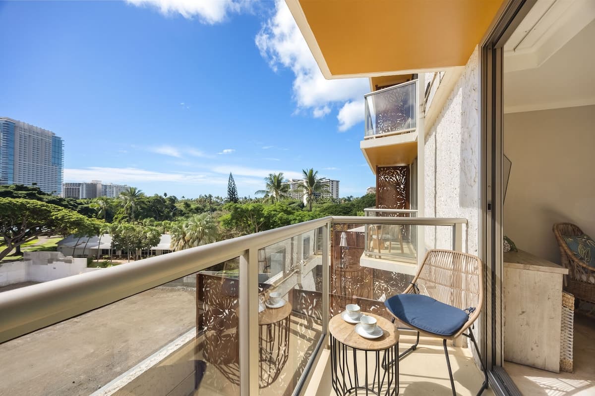 Condo in Honolulu · ★4.89 · Studio · 1 private bath - Photo 4