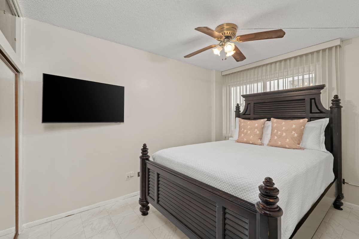 Condo in Honolulu · ★4.71 · 2 bedrooms · 3 beds · 1 private bath - Photo 3