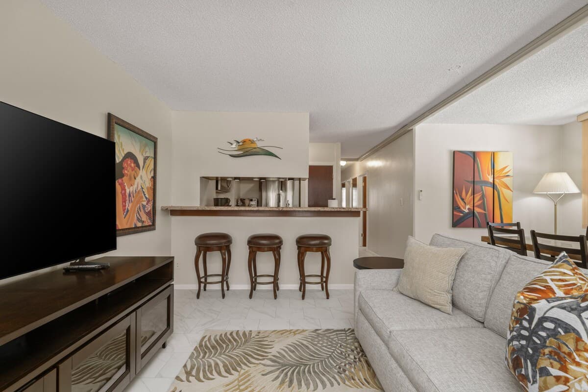Condo in Honolulu · ★4.71 · 2 bedrooms · 3 beds · 1 private bath - Photo 4