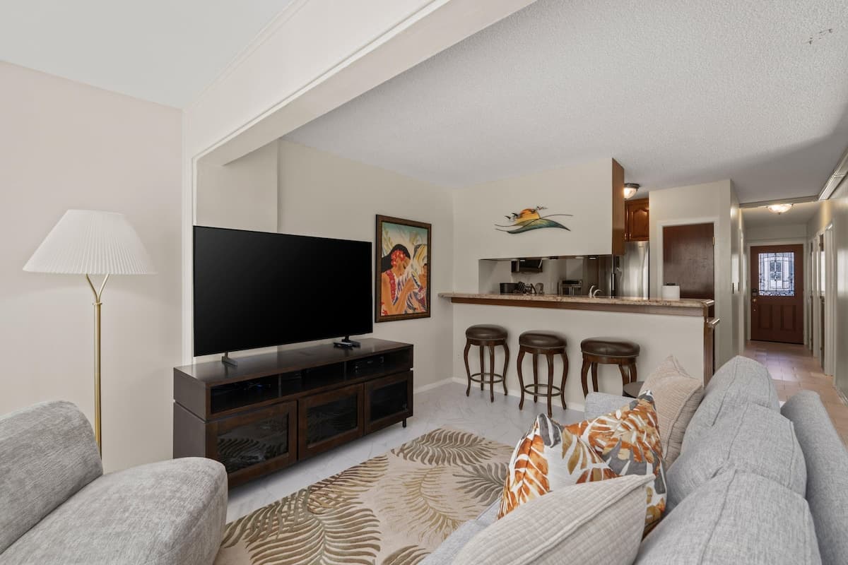 Condo in Honolulu · ★4.71 · 2 bedrooms · 3 beds · 1 private bath - Photo 1