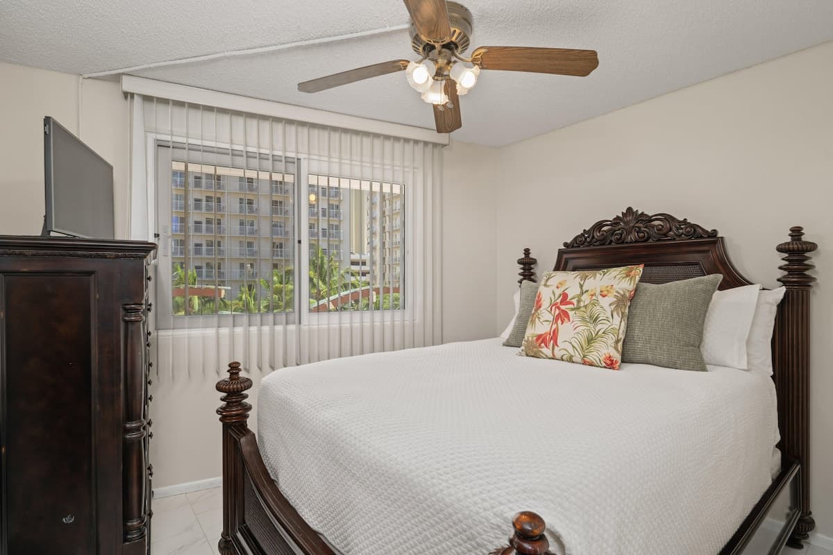 Condo in Honolulu · ★4.71 · 2 bedrooms · 3 beds · 1 private bath - Photo 2