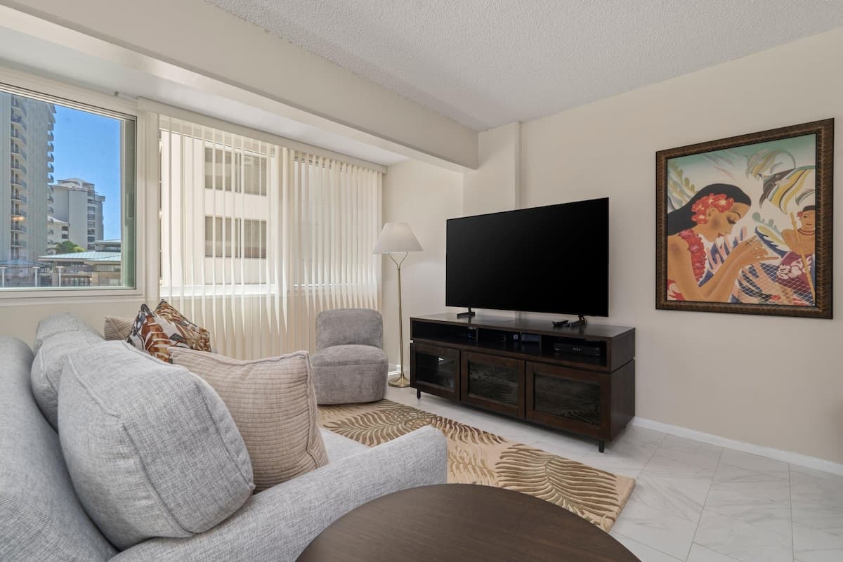 Condo in Honolulu · ★4.71 · 2 bedrooms · 3 beds · 1 private bath - Photo 5
