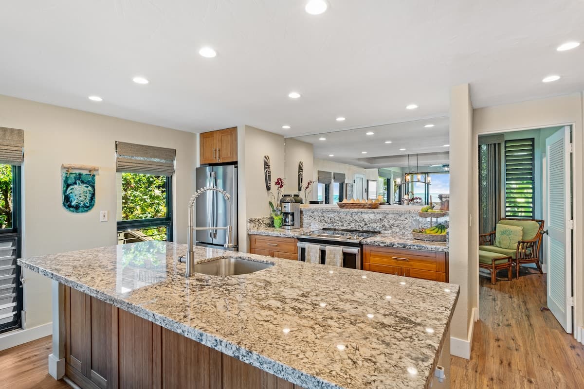 Condo in Lahaina · ★5.0 · 3 bedrooms · 4 beds · 2 baths - Photo 4