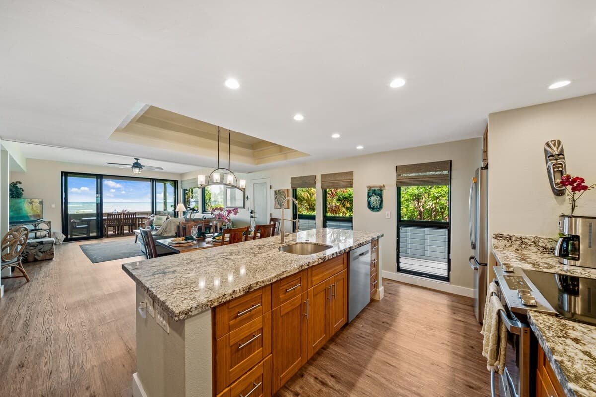 Condo in Lahaina · ★5.0 · 3 bedrooms · 4 beds · 2 baths - Photo 2