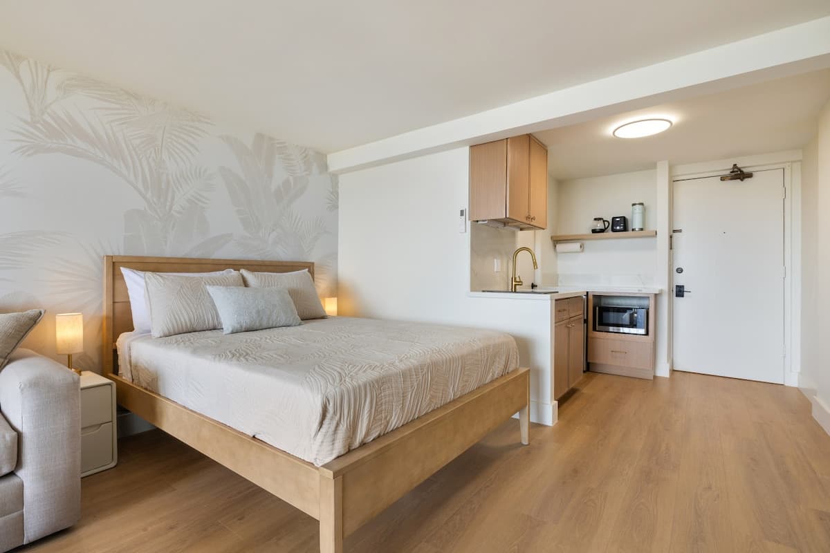 Condo in Honolulu · ★4.96 · 1 bedroom · 2 beds · 1 private bath - Photo 2