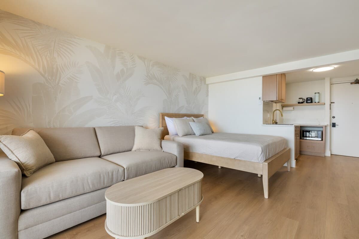 Condo in Honolulu · ★4.96 · 1 bedroom · 2 beds · 1 private bath - Photo 4