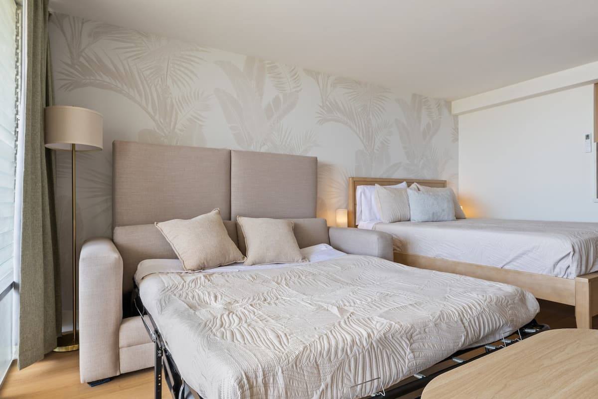 Condo in Honolulu · ★4.96 · 1 bedroom · 2 beds · 1 private bath - Photo 5