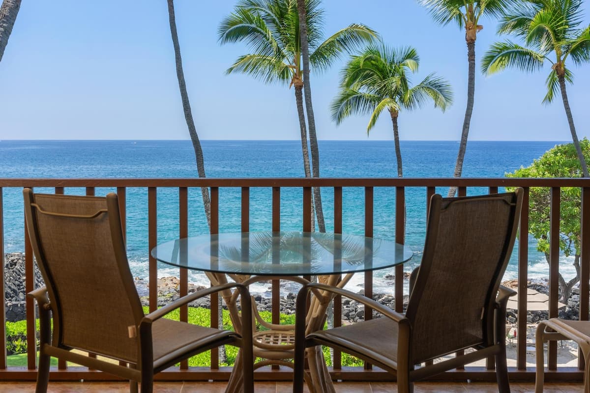 Condo in Kailua-Kona · ★4.89 · 1 bedroom · 2 beds · 1 shared bath - Photo 1