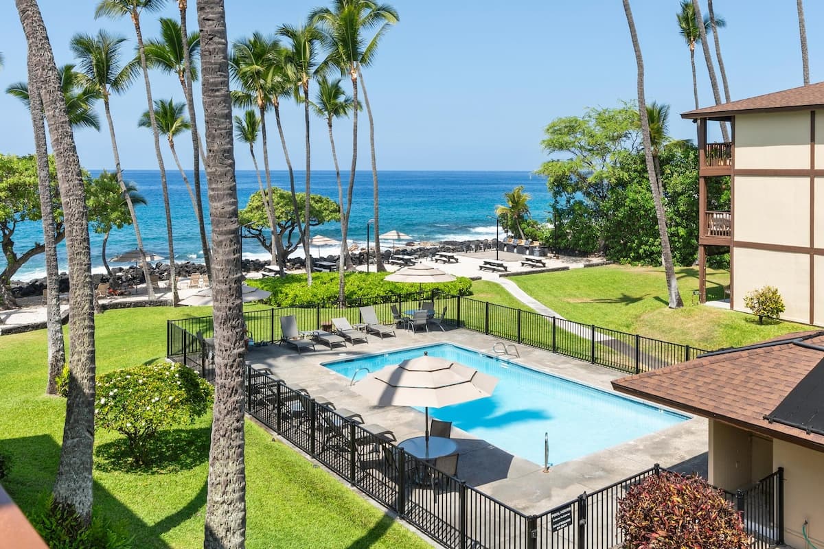 Condo in Kailua-Kona · ★4.89 · 1 bedroom · 2 beds · 1 shared bath - Photo 2