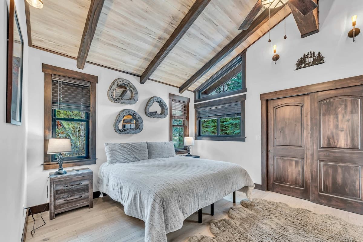 Truckee 6BR w/ Private Hot Tub, Fire Pit, Pool - Photo 4