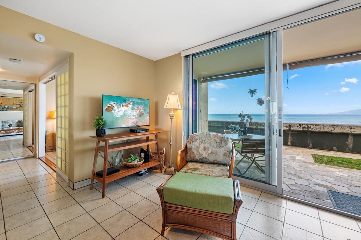 Condo in Lahaina · ★4.43 · 1 bedroom · 2 beds · 1 private bath - Photo 3