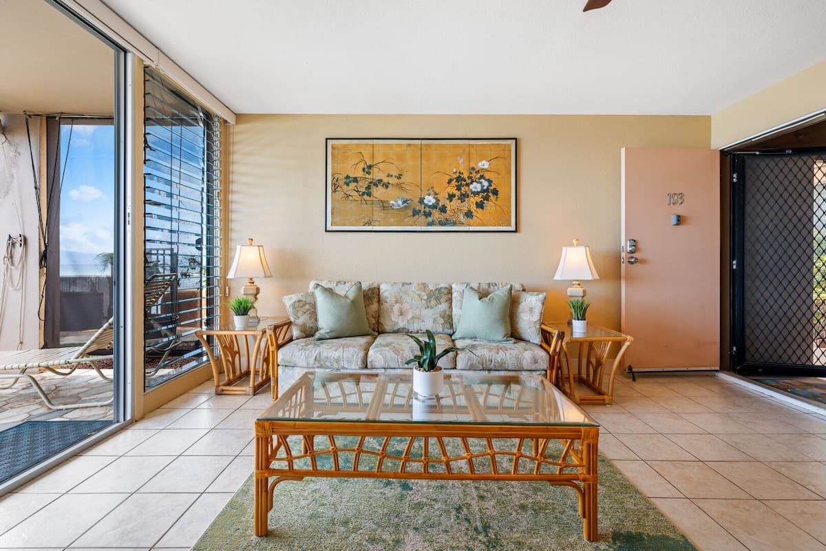 Condo in Lahaina · ★4.43 · 1 bedroom · 2 beds · 1 private bath - Photo 4