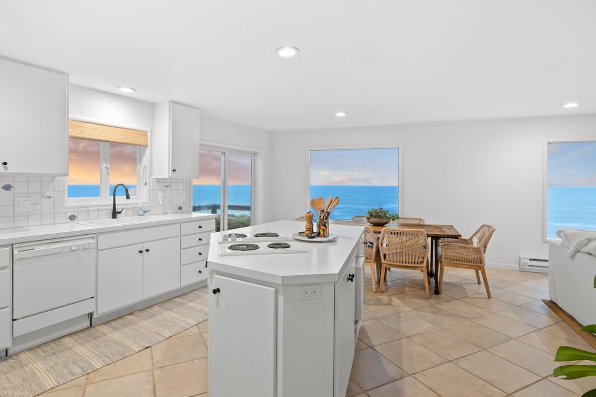 Oceanfront Escape with Panoramic Pacific Views - Photo 1