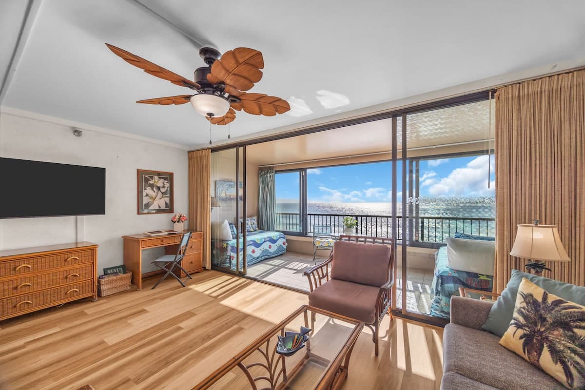 Condo in Lahaina · ★4.75 · 1 bedroom · 2 beds · 1 bath - Photo 2