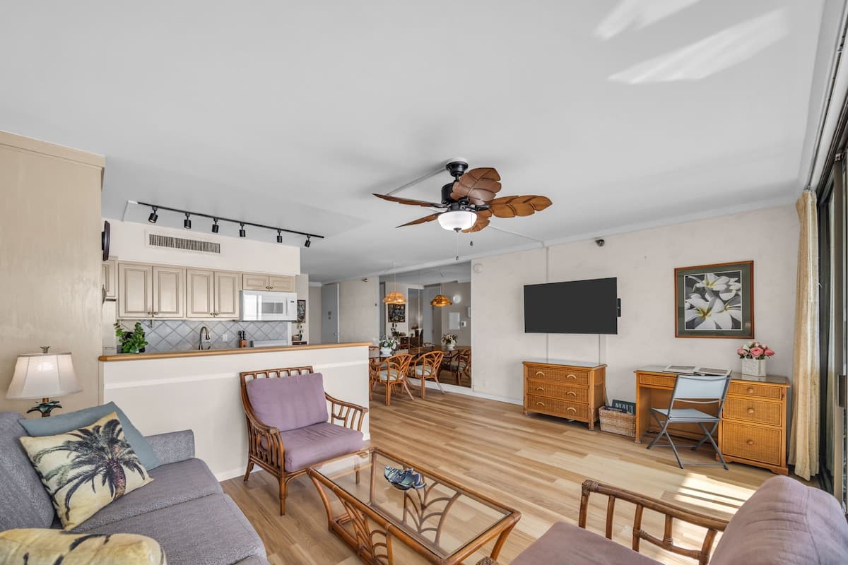 Condo in Lahaina · ★4.75 · 1 bedroom · 2 beds · 1 bath - Photo 5