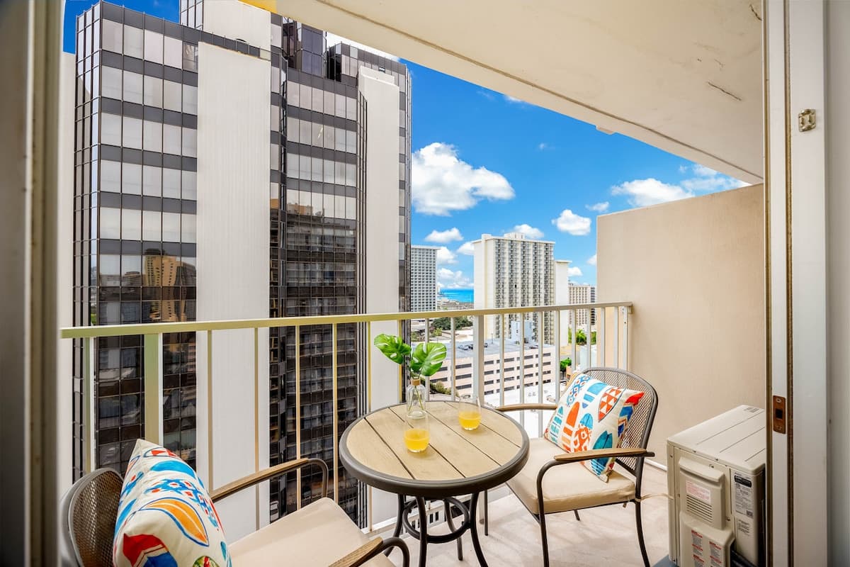 Condo in Honolulu · ★4.81 · 1 bedroom · 2 beds · 1 private bath - Photo 2