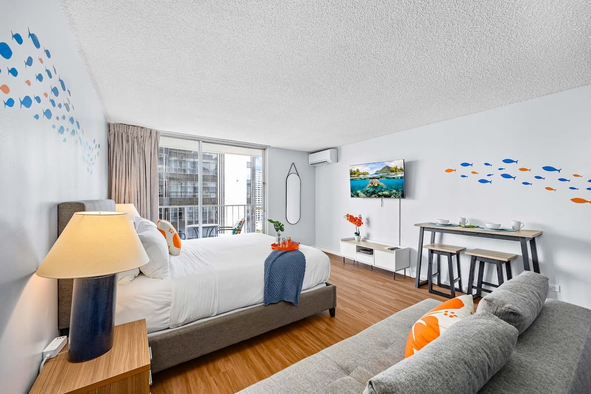 Condo in Honolulu · ★4.81 · 1 bedroom · 2 beds · 1 private bath - Photo 1