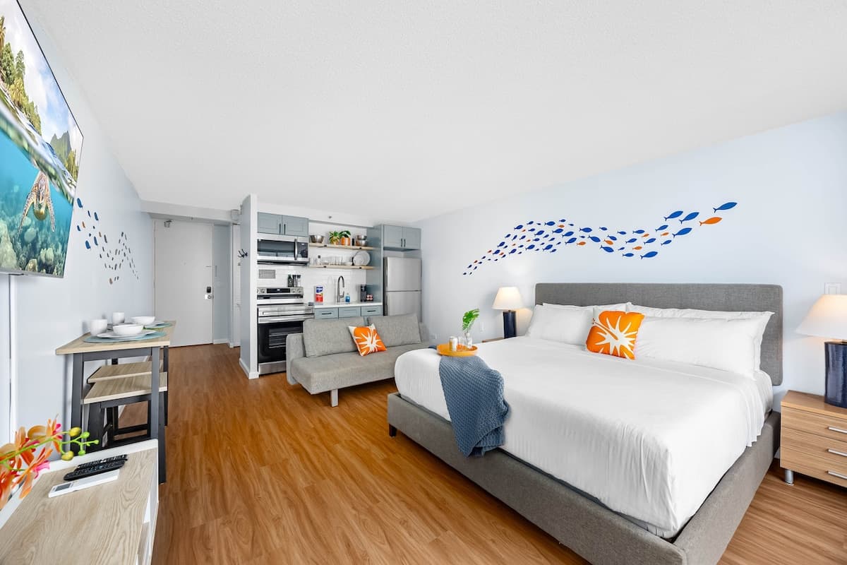 Condo in Honolulu · ★4.81 · 1 bedroom · 2 beds · 1 private bath - Photo 4