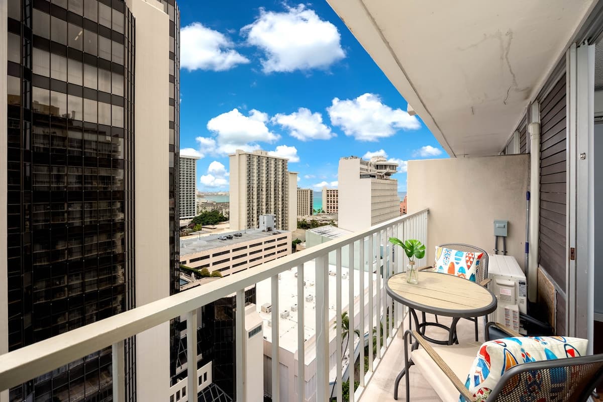 Condo in Honolulu · ★4.81 · 1 bedroom · 2 beds · 1 private bath - Photo 5
