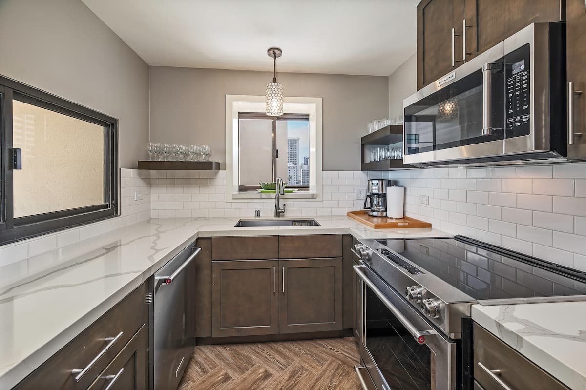 Condo in Honolulu · ★4.9 · 2 bedrooms · 4 beds · 2 private baths - Photo 5