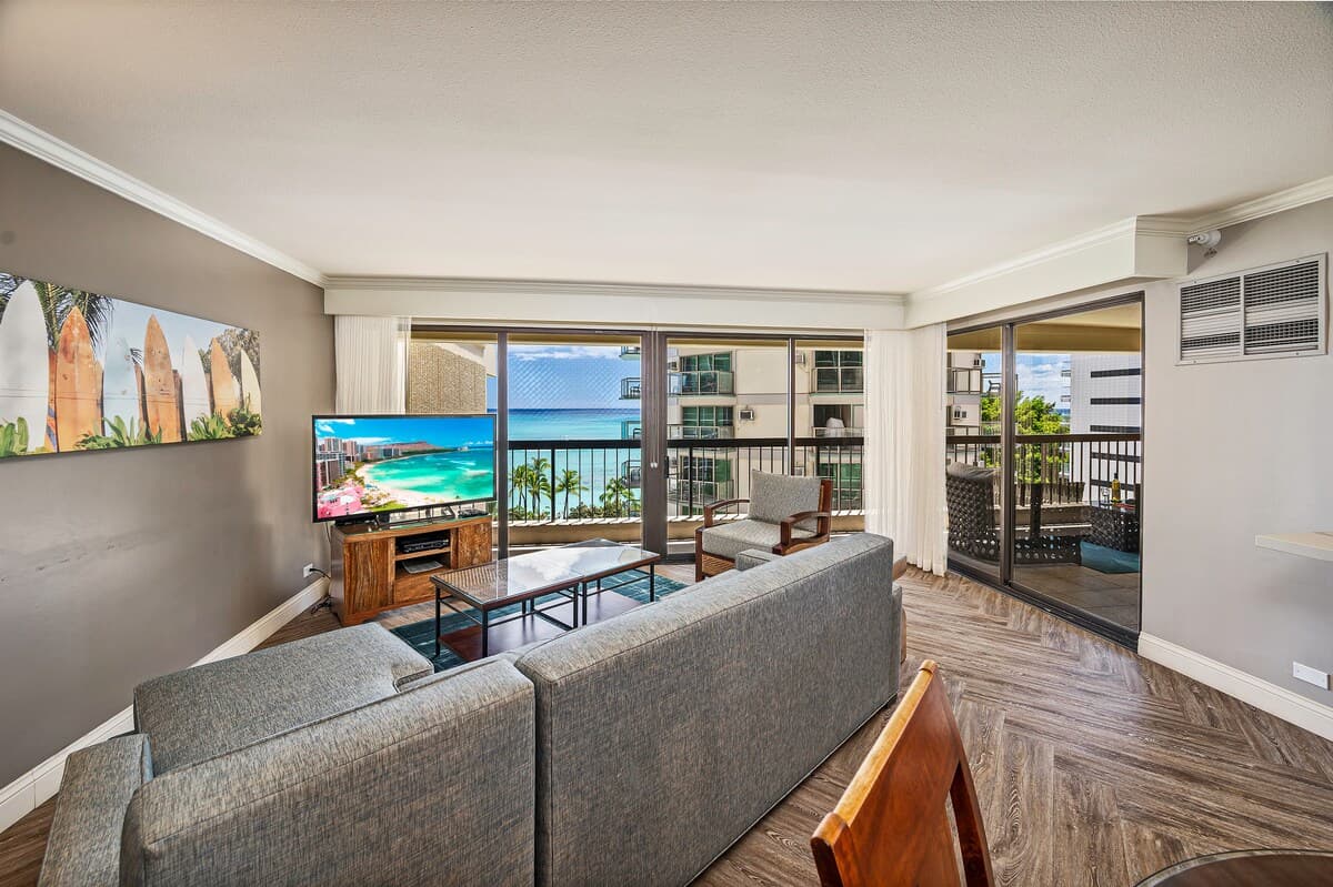Condo in Honolulu · ★4.9 · 2 bedrooms · 4 beds · 2 private baths - Photo 3