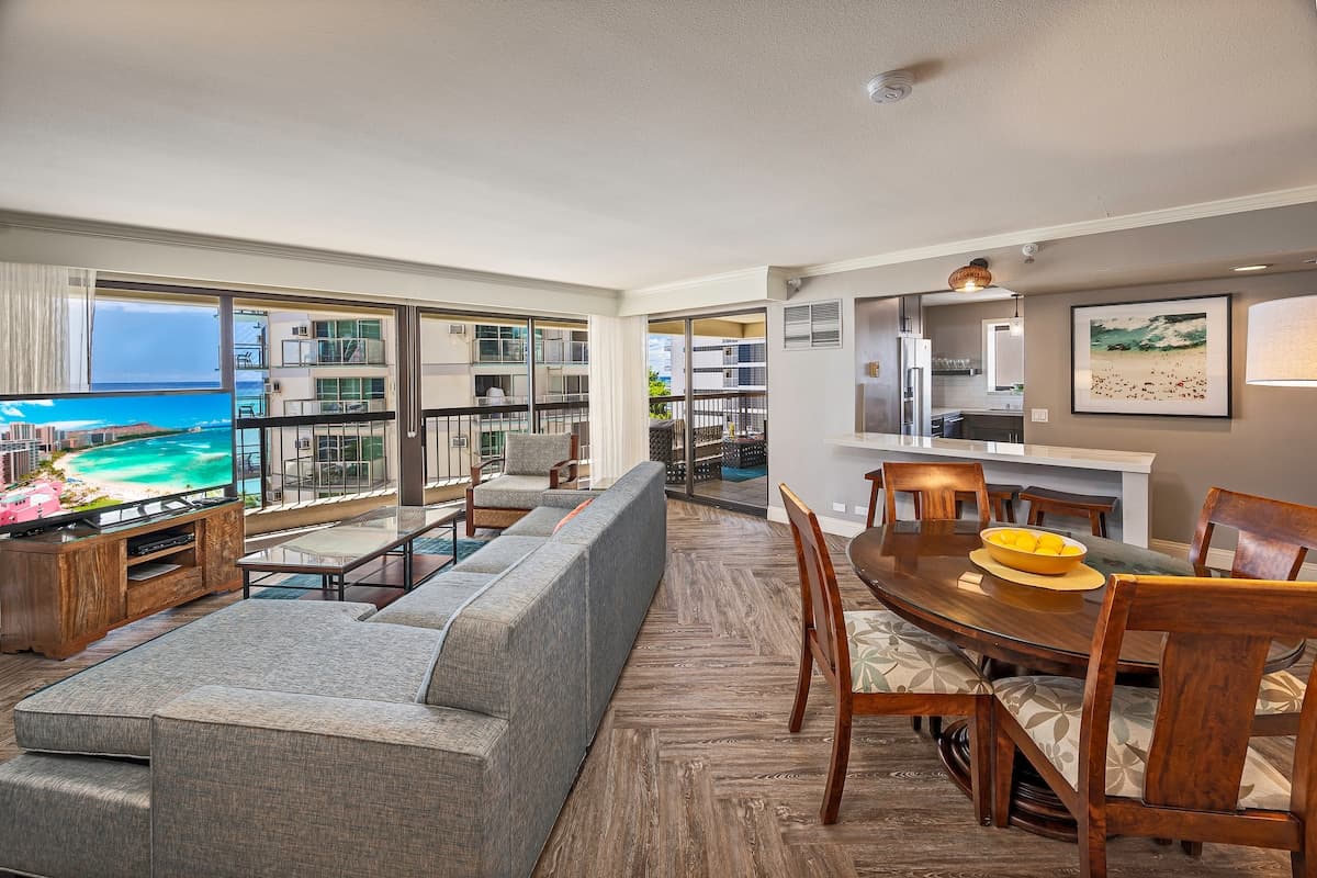 Condo in Honolulu · ★4.9 · 2 bedrooms · 4 beds · 2 private baths - Photo 1