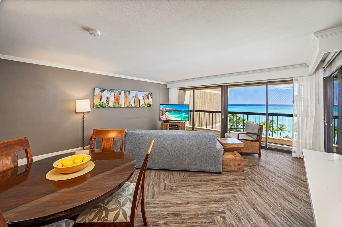 Condo in Honolulu · ★4.9 · 2 bedrooms · 4 beds · 2 private baths - Photo 4