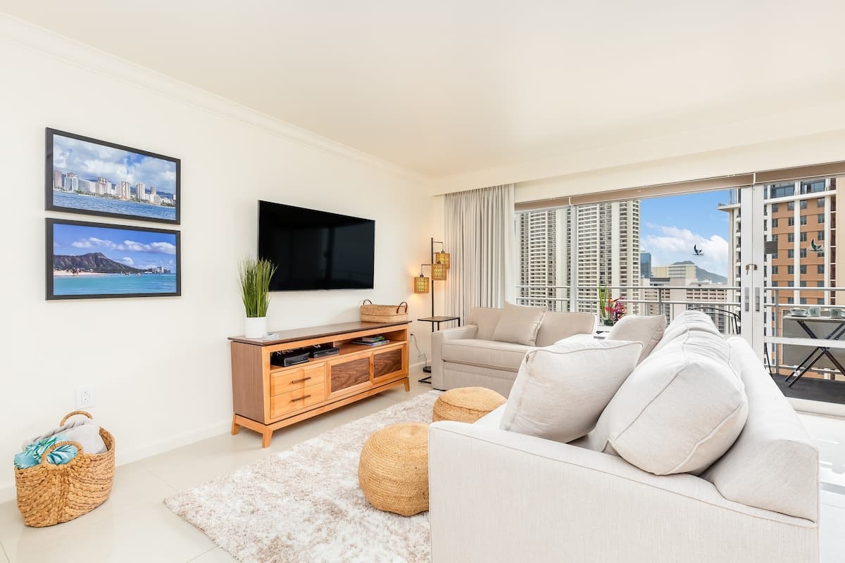 Condo in Honolulu · ★4.93 · 1 bedroom · 2 beds · 1 private bath - Photo 4