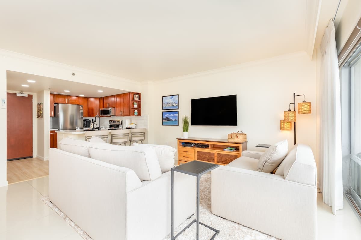 Condo in Honolulu · ★4.93 · 1 bedroom · 2 beds · 1 private bath - Photo 5