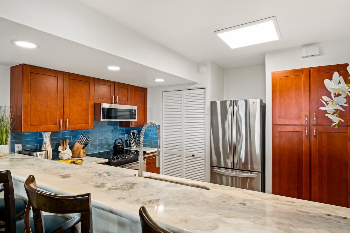 Condo in Lahaina · ★4.33 · 2 bedrooms · 2 beds · 2.5 baths - Photo 3
