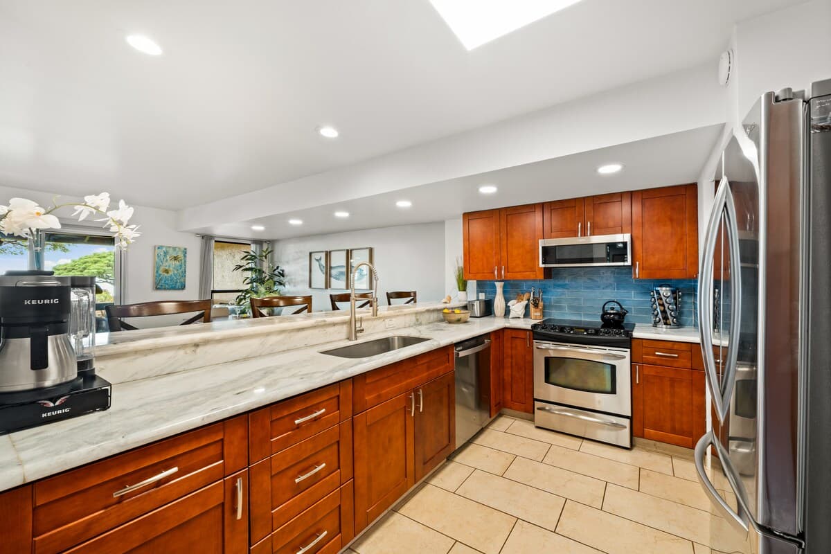Condo in Lahaina · ★4.33 · 2 bedrooms · 2 beds · 2.5 baths - Photo 2
