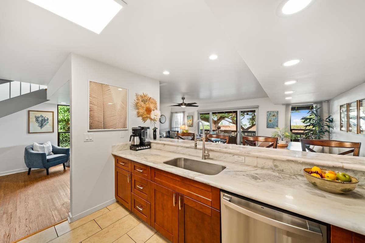 Condo in Lahaina · ★4.33 · 2 bedrooms · 2 beds · 2.5 baths - Photo 4