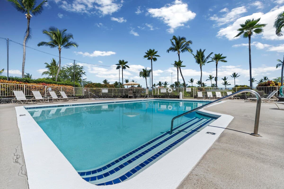 Condo in Kailua-Kona · ★4.58 · 2 bedrooms · 3 beds · 2 shared baths - Photo 3